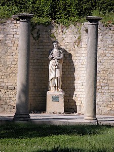 Colonnes et statue