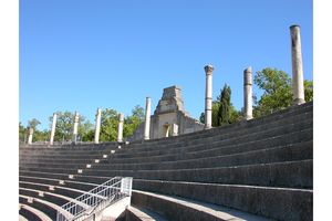Colonnes dominant le Théâtre romain