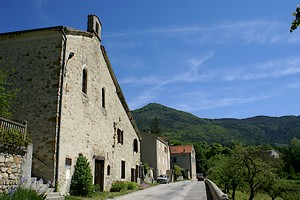 A l'entrée du village et face à l'église