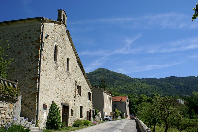 Val-Maravel (Drôme) - A l'entrée du village et face à l'église