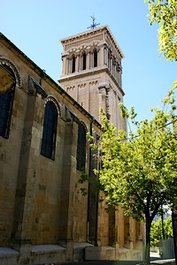 Derrière la cathédrale Saint-Apollinaire
