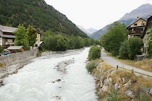 Rivière traversant le village