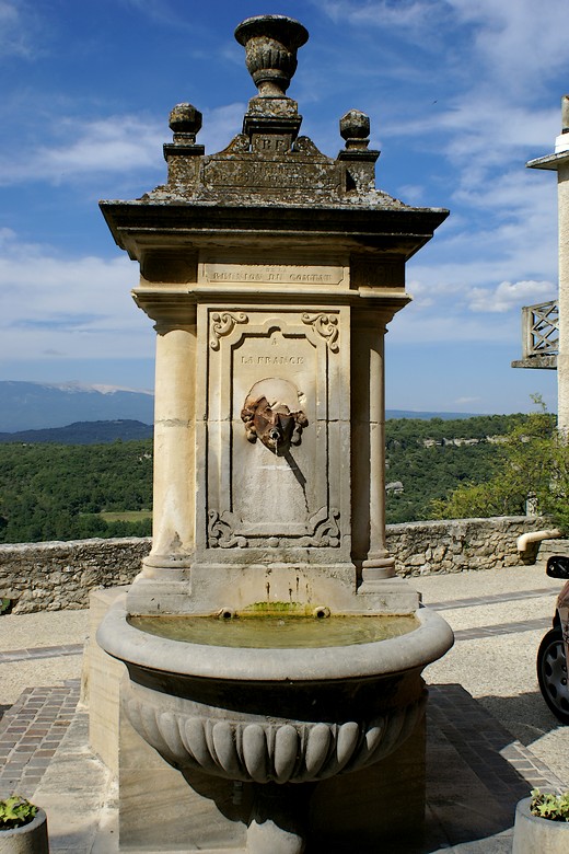 Venasque (Vaucluse) - Une fontaine à proximité de l'église