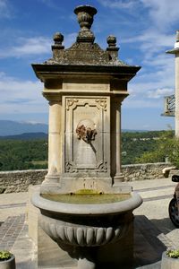 Une fontaine à proximité de l'église Notre-Dame