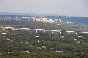 Viaduc TGV et village d'Eguilles à l'horizon