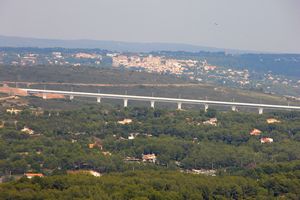 Viaduc TGV et village d'Eguilles à l'horizon