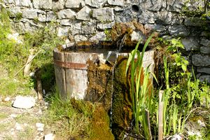 Fontaine face au lavoir