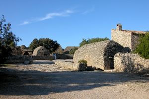 A l'entrée du village