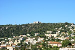 Zoom sur le fort du mont Alban