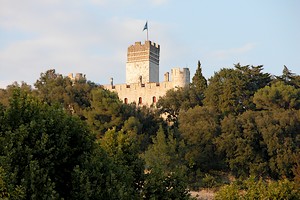 Aperçu du château et de son haut donjon