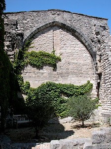 Extérieur de l’église côté abside effondrée