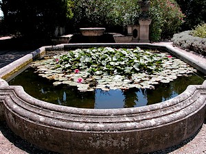 Fontaine au coeur du jardin de l’abbaye