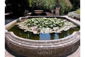 Fontaine au coeur du jardin de l’abbaye