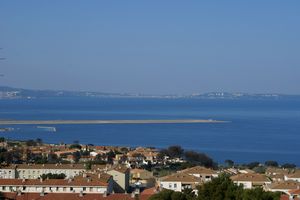 Etang de Berre avec la ville de Martigues à l'horizon