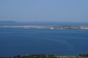 Etang de Berre avec la commune de Berre-l'Etang à l'horizon